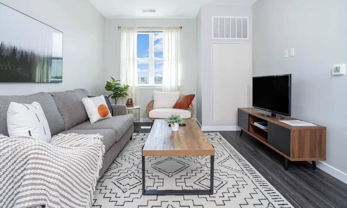 Stamford Apartment | Airy 1bd/1ba + Pool - Near Stamford Harbor