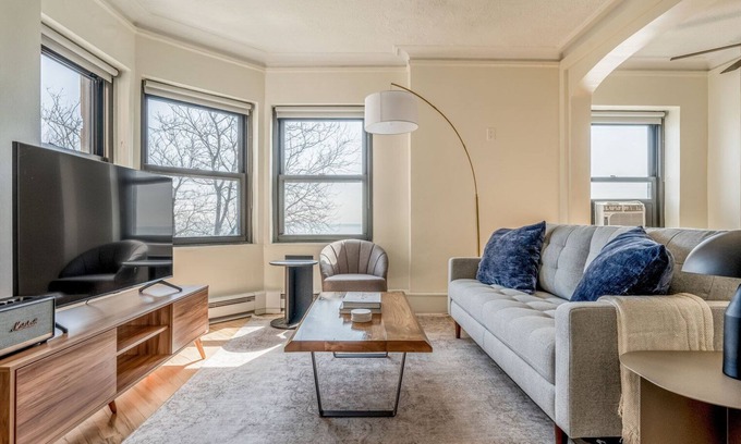 Gold Coast Apartment | Airy Gold Coast 1BR w/Doorman & Gym, nr Mariano Park, by Blueground