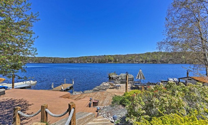 Lake Ariel House | Airy Lake Ariel Home with Private Dock and Kayaks!