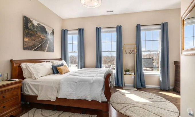 Milford Condo | Airy Penthouse Loft on Main St. w/Massage Chair
