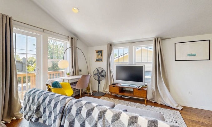 Alameda Apartment | Airy retreat with free WiFi, balcony, & kitchen, in the heart of NE Portland