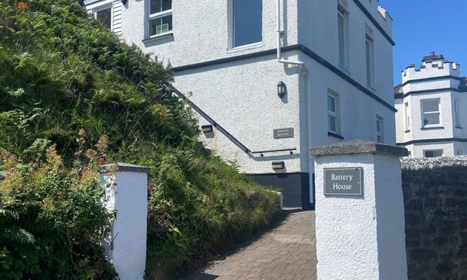Portreath Apartment | Airy seaside apartment overlooking beach - ideal for exploring West Cornwall