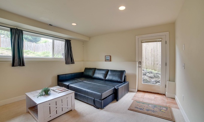 Greenwood Apartment | Airy Seattle Apartment ~ 7 Mi to Downtown!