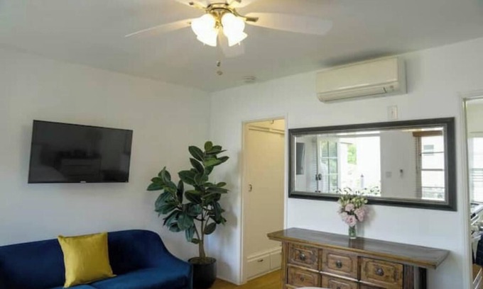 Wilshire Montana Apartment | Airy Studio w Balcony - steps to Montana Ave. - E