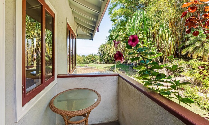 Honokaa House | Airy villa and Ohana suite in a tropical garden setting with lanai & patios