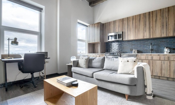 Near West Side Apartment | Airy West Loop Jr 1BR w/Gym & Rooftop, nr Union Park, by Blueground