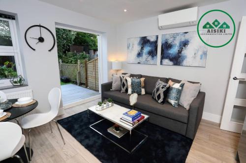 North Finchley Apartment | Aisiki Apartments at Stanhope Road, North Finchley, Airconditioned Multiple 2 or 3-Bedroom, Pet-Friendly Duplex Flats, King or Twin Beds with Free Wi-Fi