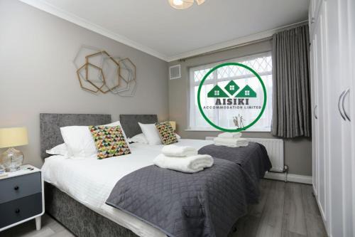 Hillingdon House | Aisiki Stays Apartments at Hillingdon, 3-Bedroom & 2-Bathroom, Pet Friendly House with Garden, King or Twin Beds with Free Wi-Fi & Parking Space