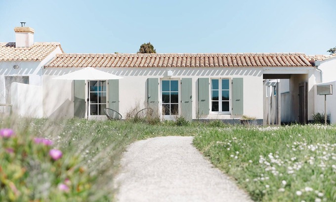 Ile-d'Aix House | Aixcale near the sea