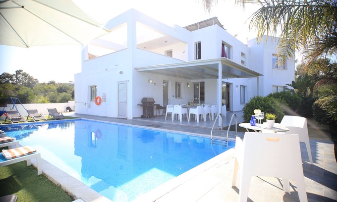 Paralimni Villa | Akefalou Bay Villa - 5 Bedroom Exclusive villa