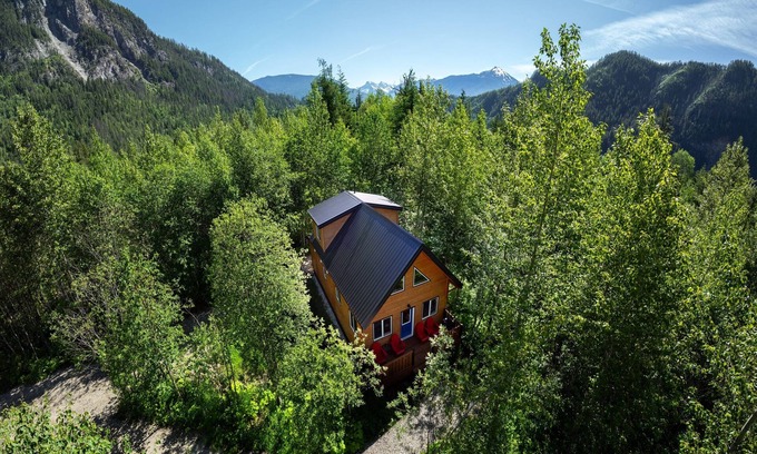 Revelstoke Cabin | Akira Lodge - Alpha Mountain Lodging + Sauna