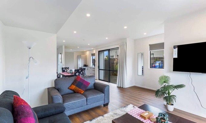 Mangere House | AKL A/Port 6 km , free car park, bright & spacious 3BR house