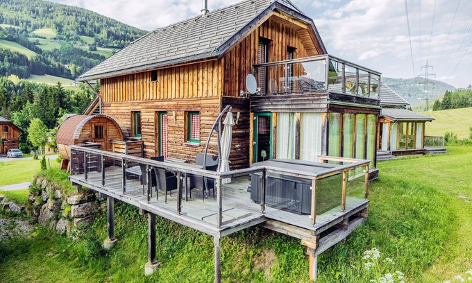 Sankt Georgen am Kreischberg Ski Chalet | Alpine house with a unique barrel sauna