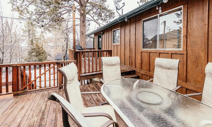 Upper Moonridge Ski Chalet | Alameda Landing- Pool Table- Hot Tub- Relaxing Log Cabin