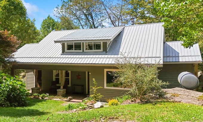 Foscoe Ski Chalet | Alamo River House-Open for Bookings!River Front with HOT TUB!