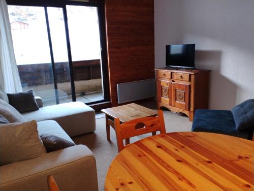 Enchastrayes Apartment | Alaris