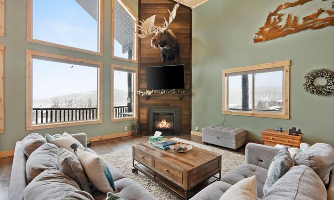 Island Park House | Alaskan Moose Lodge | Yellowstone + Hot Tub, Fire Pit & AC