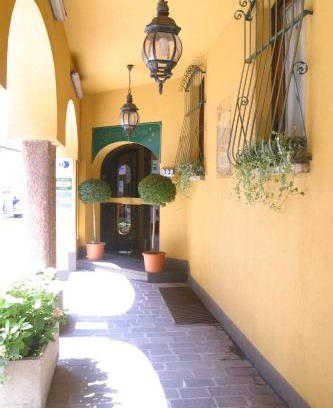 Binasco Hotel | Albergo Della Corona