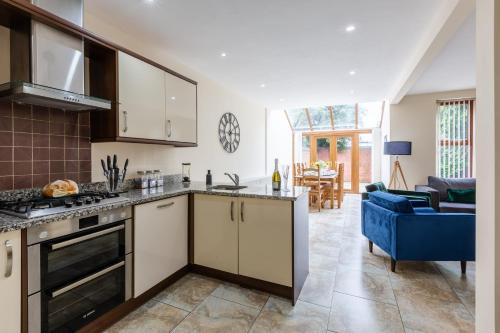 Preston House | Albert - 5 Bedrooms Sleeps 11 Parking Wi-Fi Contractors