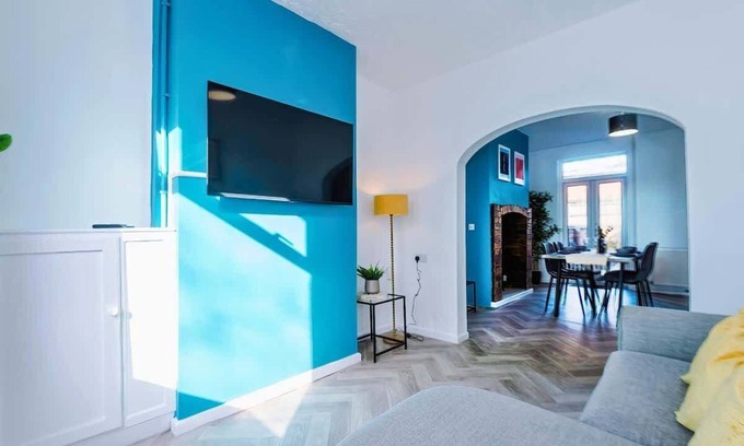 Newcastle-Under-Lyme House | Albert House Summary: