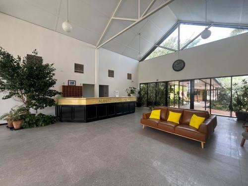 Longreach Hotel | Albert Park Motor Inn