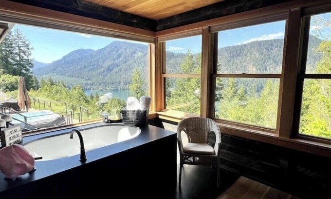 Eatonville House | Alder Lake Retreat Near Mt. Rainier, Sleeps 10, Swimming Pond, Jacuzzi, A/C,