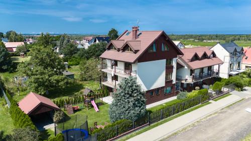 Ostrowo House | Alex - Pokoje i Apartamenty Blisko Plaży z Ogrodem i Placem Zabaw
