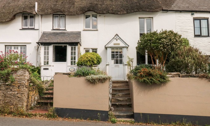 Chillington Cottage | ALEXANDER'S COTTAGE, pet friendly, with a garden in Frogmore