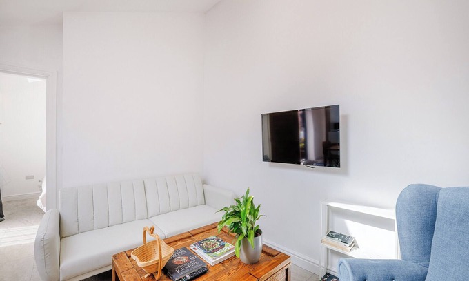 Ellesmere Cottage | Alexander Z - UK43586