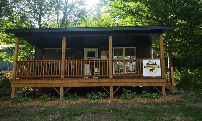 Sainte-Marguerite Ski Chalet | Alfred's Shack: Cozy chalet for 4, with BBQ, A/C, WiFi, and pet-friendly.