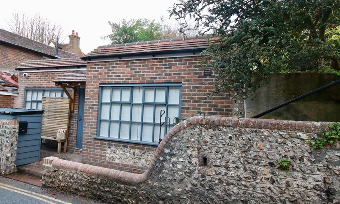 Alfriston Apartment | Alfriston Lodge - a Studio that sleeps 2 guests in 1 bedroom