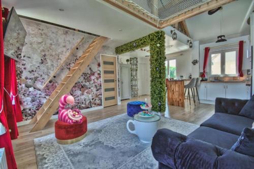 Maintenon Apartment | Alice aux pays des merveilles