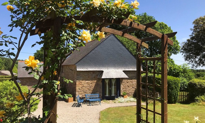 Ploerdut House | Alice cottage – lovely Breton house – log fire, shared pool, private garden