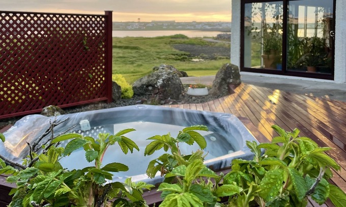 Njardvik Apartment | ÁLKA - Cozy Room by the Sea with Private Hot Tub n10-Min from Keflavík Airport
