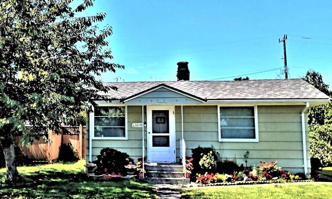 Alki House | Alki beach cottage 2BR AC breakfast items HS-WIFI queen bds W/D I BK. to beach