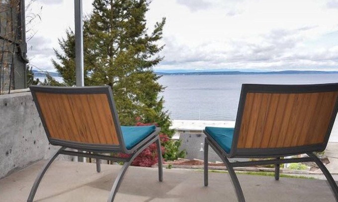 North Admiral Apartment | Alki Beach Studio Oasis- Quiet Escape & Sweeping Ocean Views. Parking & AC.