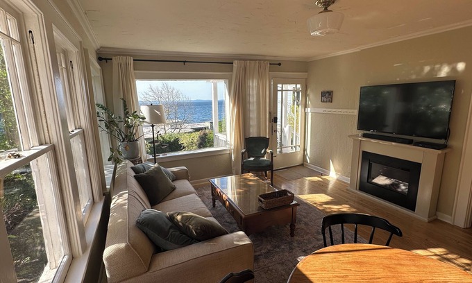 Alki House | Alki Coastal Charm: Stunning Views, Steps to Beach