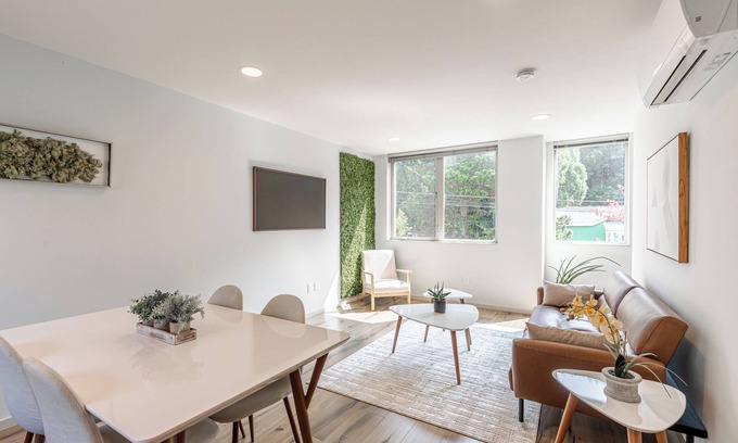 North Admiral House | Alki Home w Parking, Fast WiFi, Steps to the Beach