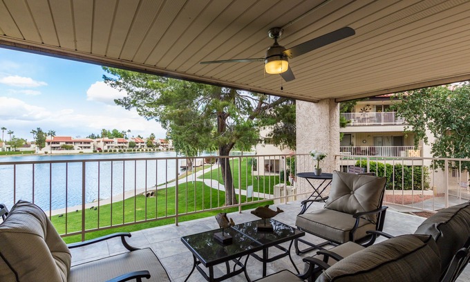 Desert Shores Condo | ALL 5-STAR reviews! Lakefront King + Queen bed+ huge cnr balcony