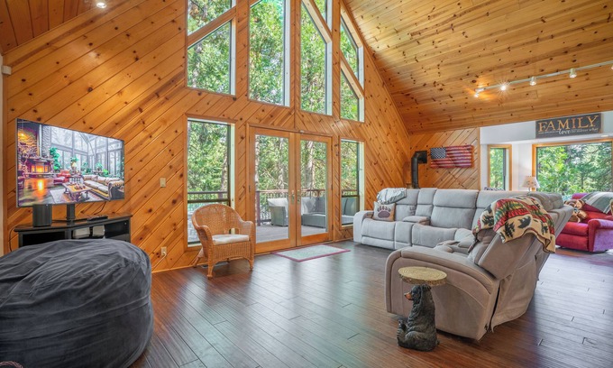 Arnold Cabin | All A-bear-ican ~ with Pool Access & A/C!