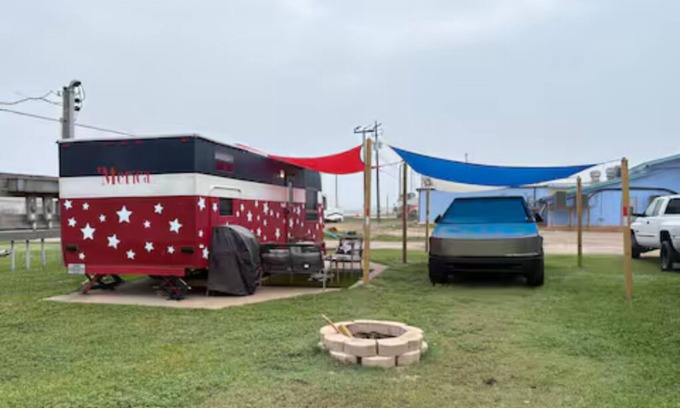 Surfside Beach House | All-American Travel Trailer Near The Beach