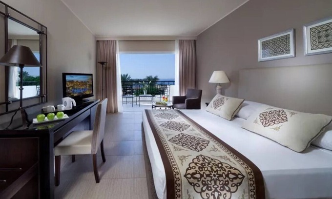 El Hadaba Hotel | All-Day Fun with Pools, Snorkeling, Spa, Tennis and Family Adventures