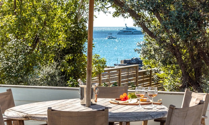 Onetangi House | All day sun house with metres away from the golden sands of Onetangi Beach.