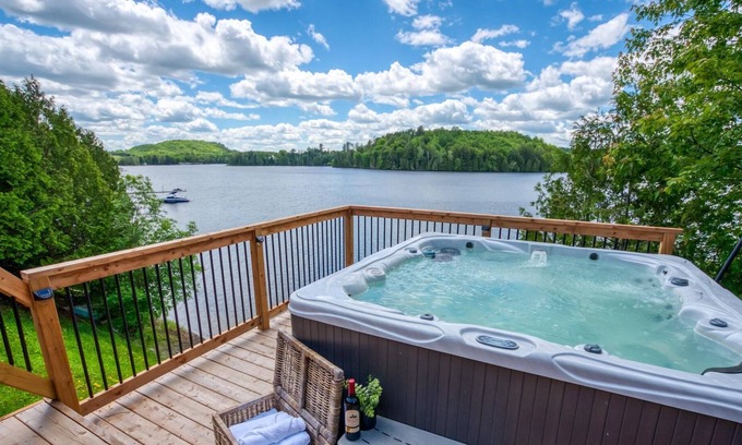 Papineau Regional County Municipality Ski Chalet | All Decked Out: Stunning Hot Tub View