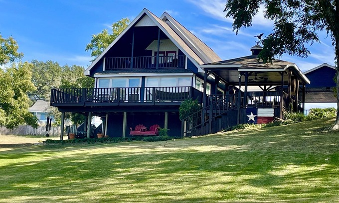 Coldspring House | All Decked Out on Beautiful Lake Livingston