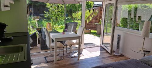 Vennhausen Apartment | All-in-One Apartment mit eigener Sonnenterrasse im Garten