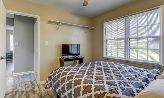 Oak Park House | All Inclusive 2 Bedroom Home Near Downtown