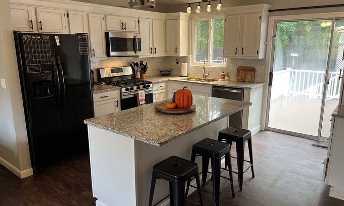 Warwick House | All Inclusive 2 Bedroom Home with Gym and Office