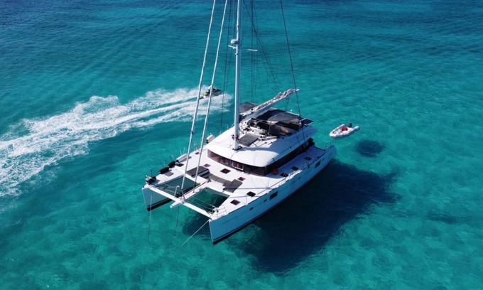Nassau Boat Rental | All inclusive luxury sailing catamaran Amura in Nassau, Bahamas
