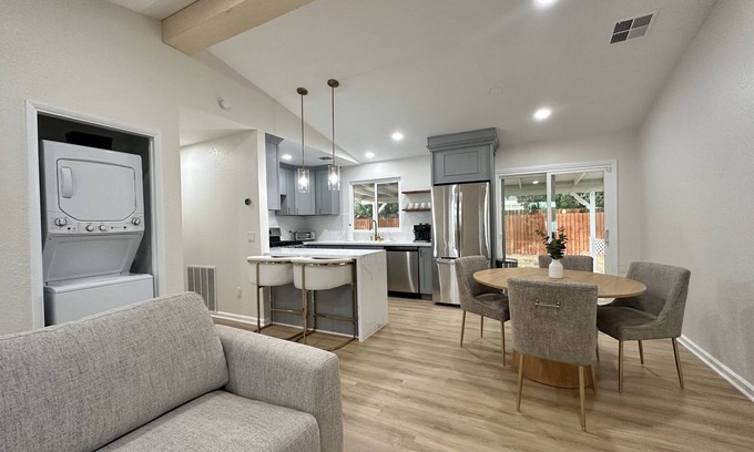 Lancaster House | ⁂ All-New ⁂ AC/Heat⁂W/D⁂ AC⁂ Pet Friendly ⁂ Yard⁂